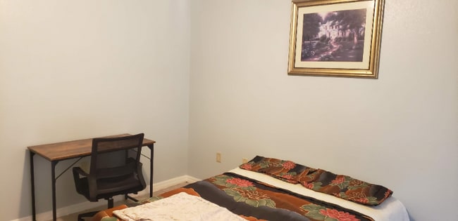 Foto del edificio - 1113 E Oak St