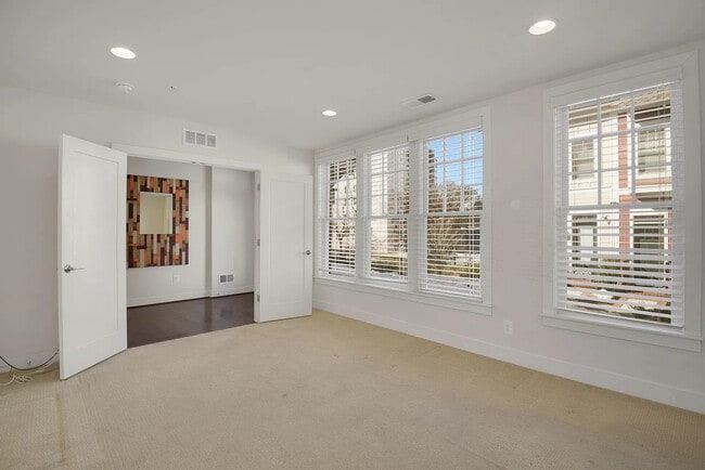 Dormitorio y vestíbulo del primer piso - 70 Ellsworth Heights St