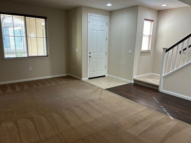 Building Photo - Spacious 5 Bed 3 Bath Home - Solar Included!