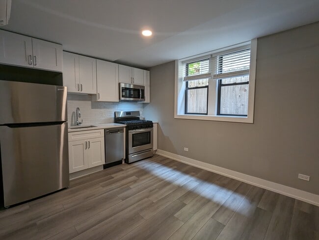 Building Photo - 3935 N Janssen Ave