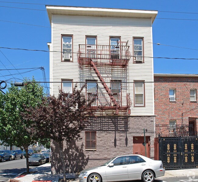 Foto del edificio - 601-603 BERGENLINE AVE
