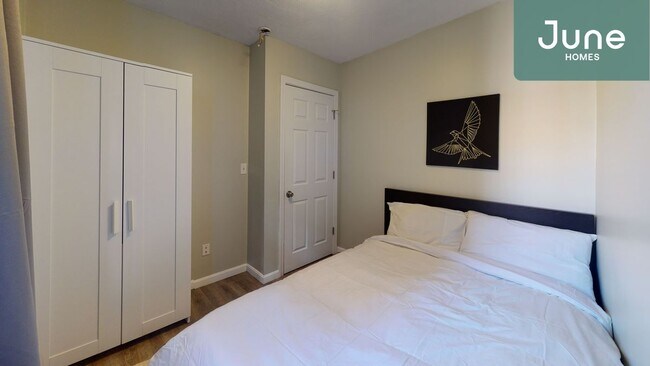 Building Photo - ROOM ONLY in 3-bed/1.0-bath Home
