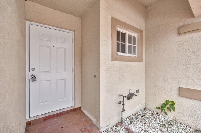 Building Photo - 3055 Riverside Dr