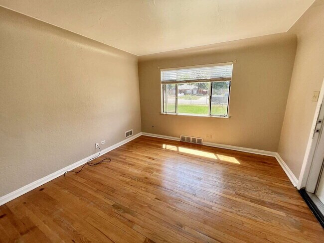 Foto del edificio - 3 Bed 1 Bath Ranch in North Park Hill! (Available Immediately)