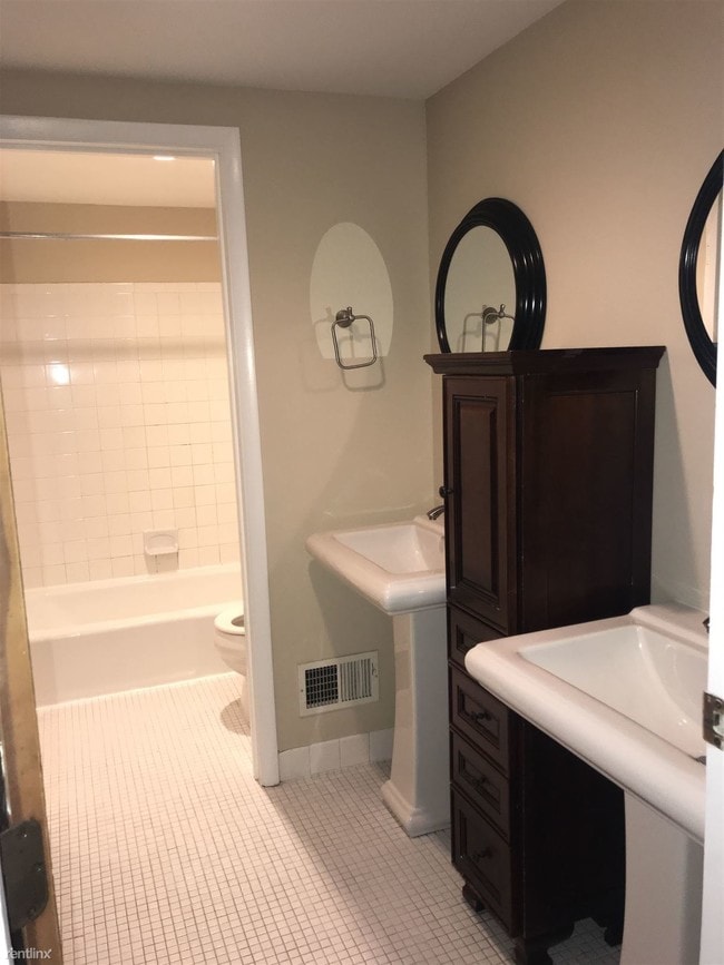 Building Photo - 3 br, 1.5 bath Condo - 12 Burwood Ct Burwo...