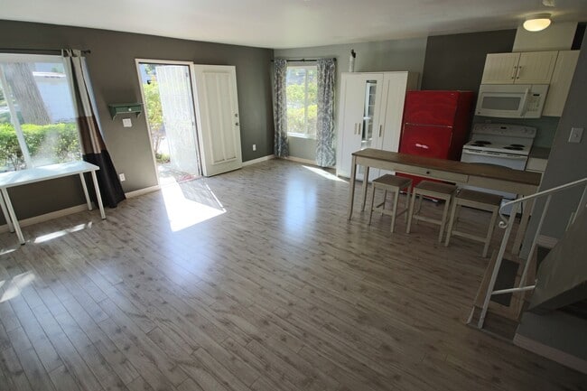 Building Photo - Large spacious 2 Bedroom in UTC