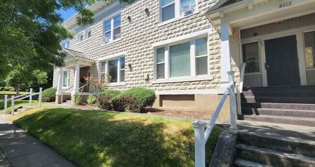 Foto del edificio - 8007-8015 N Denver Ave