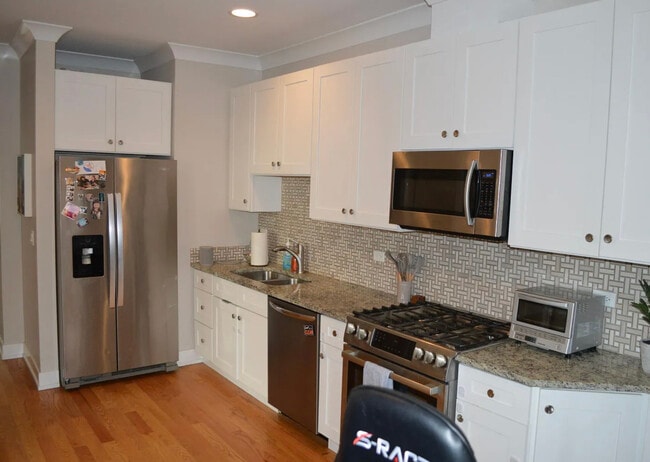 Building Photo - 4145 N Oakley Ave