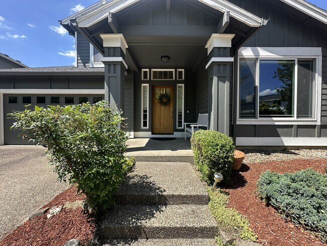 Foto del edificio - Spacious 3-Bedroom Home with Two Living Areas, Private Balcony, Fireplace & Attached 2-Car Garage