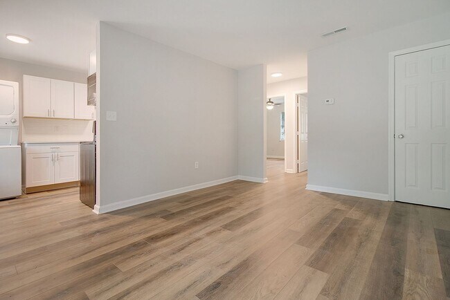 Building Photo - Bright, Renovated 2BR in the Heart of North Charleston