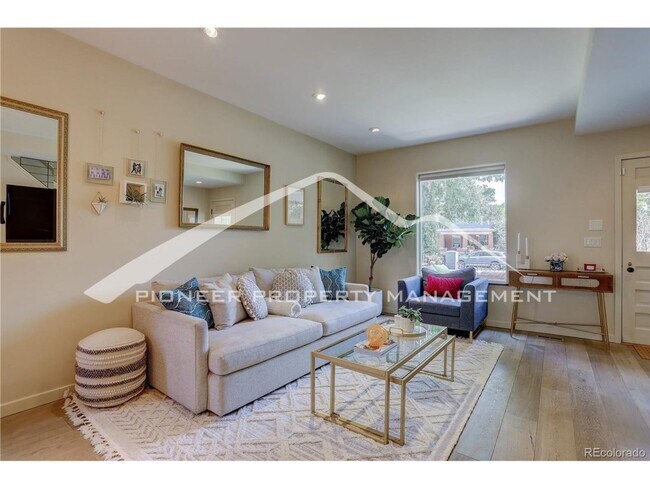 Foto del edificio - Stunning Home with Central AC and Fenced Yard