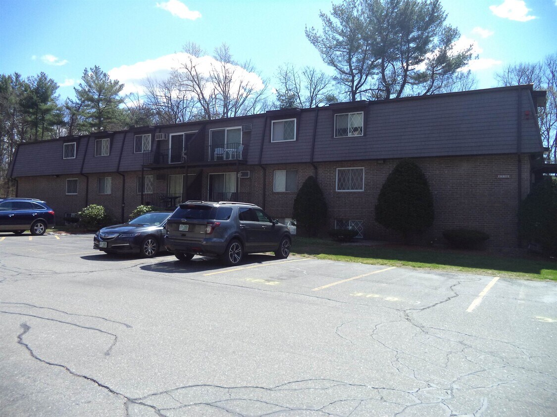 3 Pembroke Dr Unit 5, Derry, NH 03038 Condo for Rent in Derry, NH