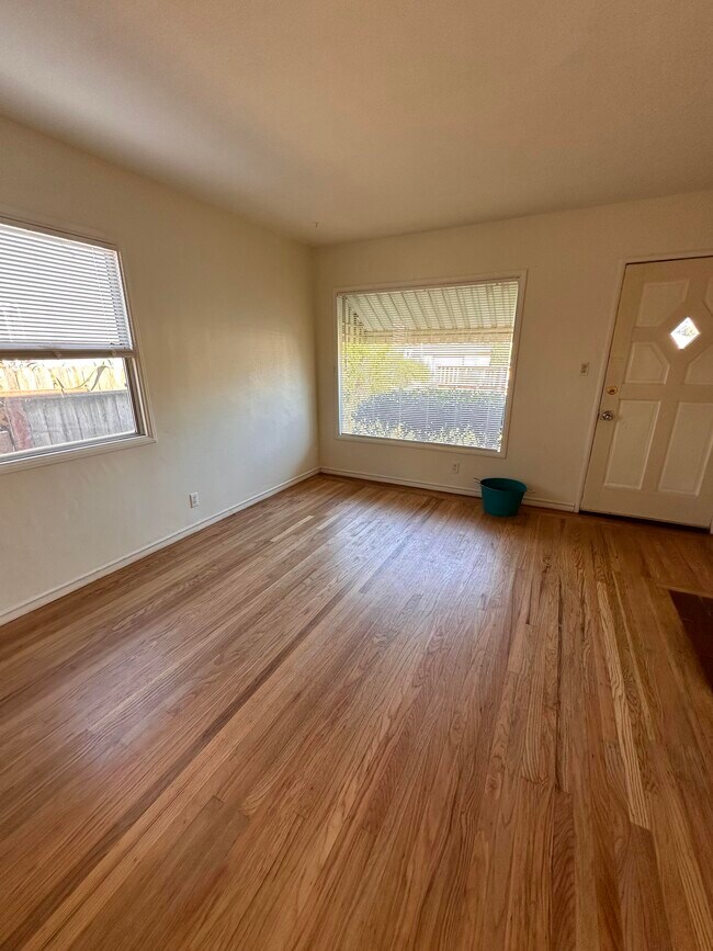 Living room - 461 39th St