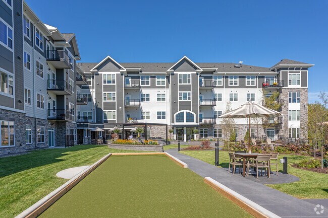 Jardín - Amira Roseville  55+ Active Adult Living