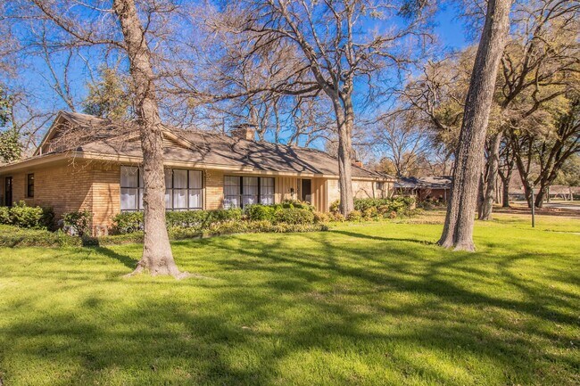 Building Photo - TANGLEWOOD ESTATE! 3/2/2 on Oversized Lot
