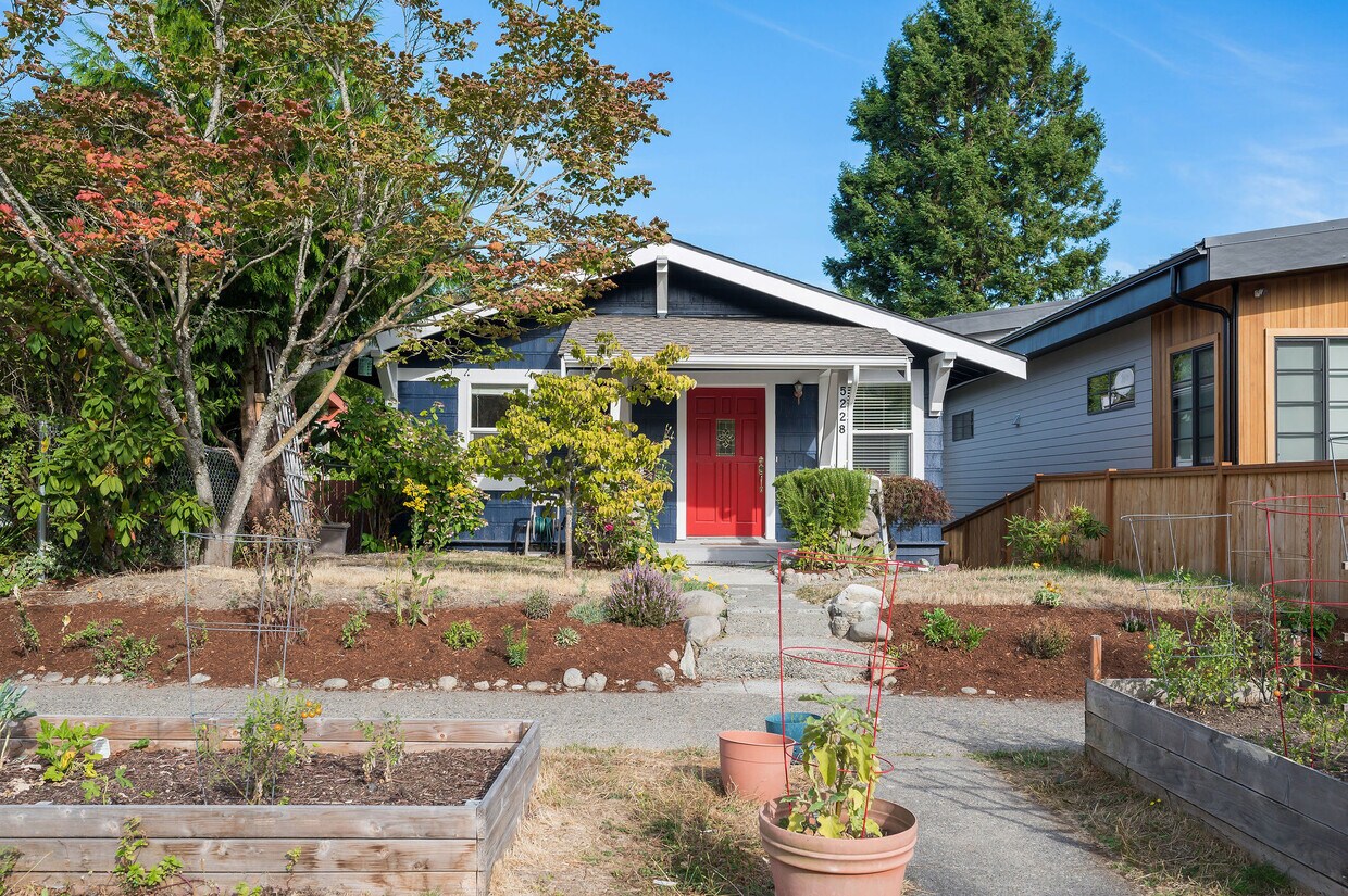 Foto principal - 5228 40th Ave SW