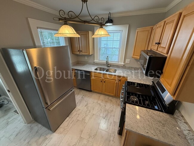 Building Photo - 114 S Sunset Dr