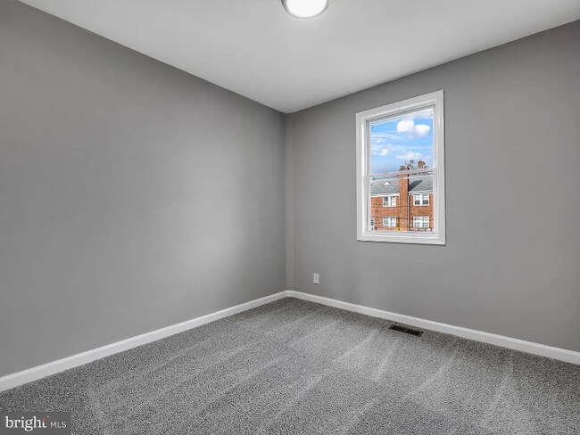 Foto del edificio - 1528 Kingsway Rd