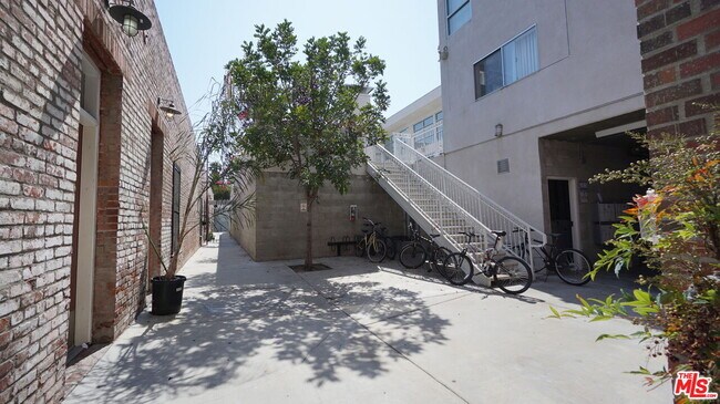 Foto del edificio - 922 W 23rd St