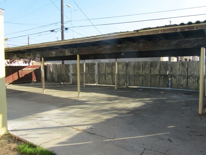 Estacionamiento - 2056 E White Ave