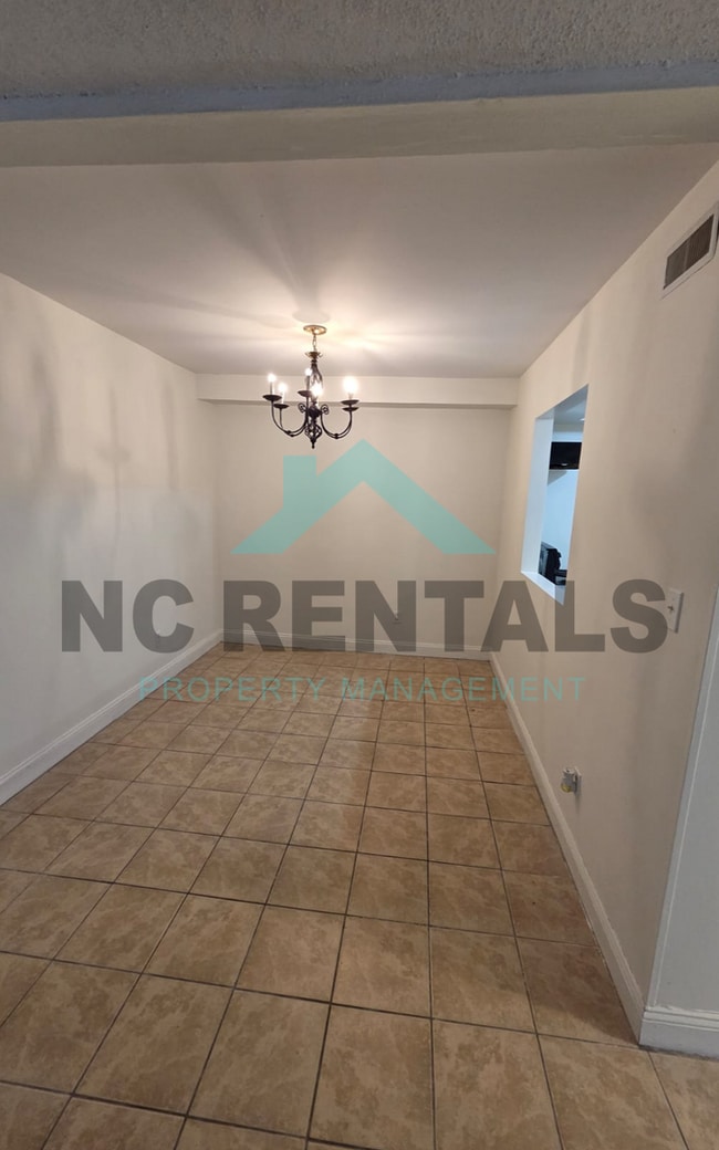 Building Photo - 7000 Longstreet Dr