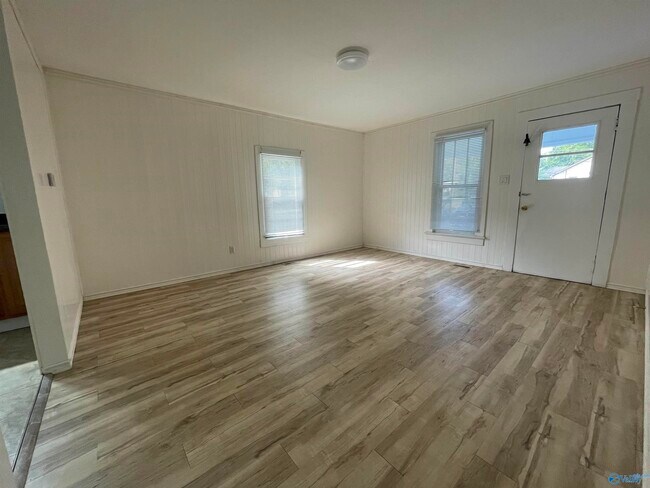 Building Photo - 211 Mountain View Dr NW