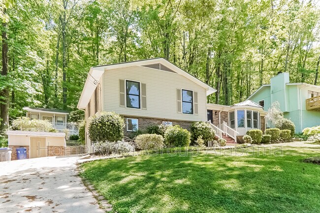 Building Photo - 1330 Hillwood Dr