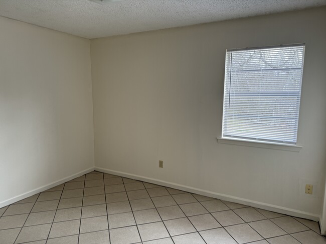 Building Photo - 200 Hidden Acres Dr
