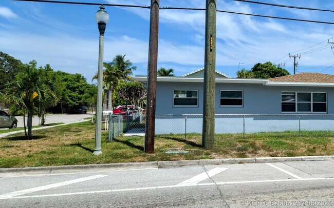Building Photo - 628 Monroe Dr