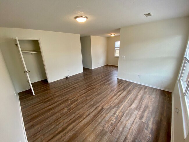 Building Photo - 1253