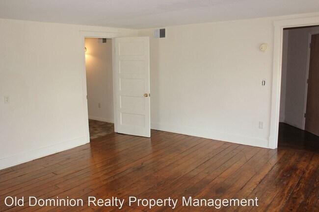 Building Photo - 3 br, 1 bath House - 220 South Main Street