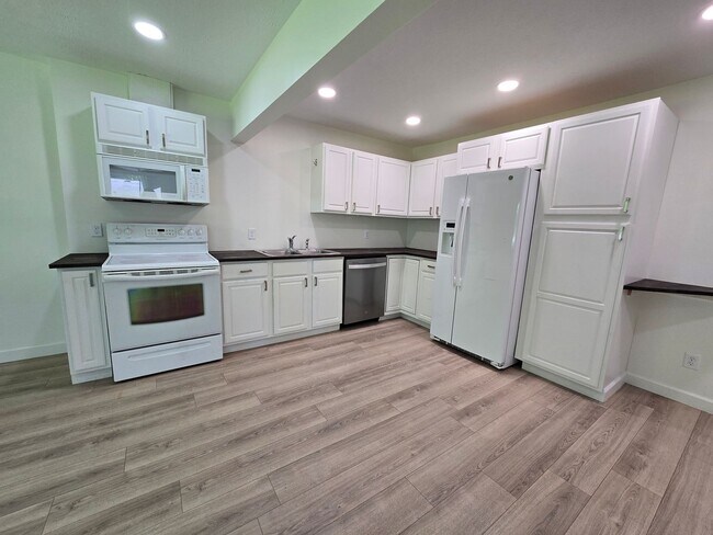Building Photo - Updated 3 Bedroom Home in Downs