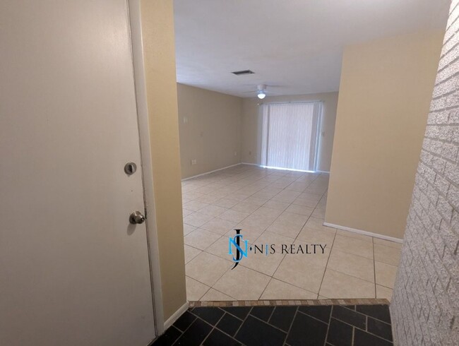 Foto del edificio - Section 8 available: 2/2 over 1048sf with ...