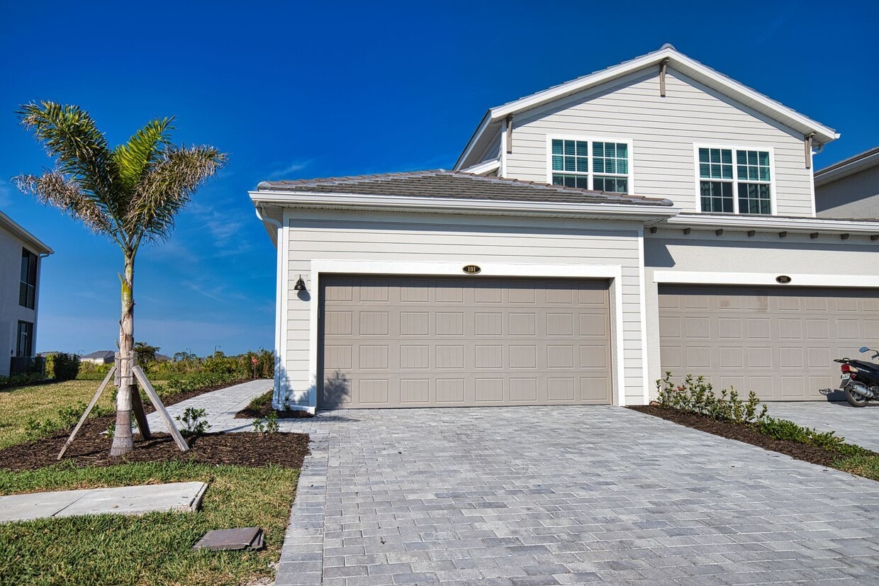 Foto principal - Golf Transfer New Construction 3-Bedroom 2-Bathroom First Floor Coach Home in the desirable Welle...