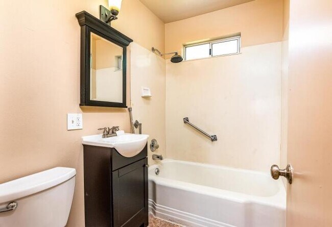Building Photo - 2 bedroom in Seattle WA 98106