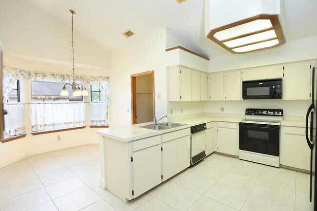 Building Photo - For Rent: 4bed/2bath Home in the Tuskawill...