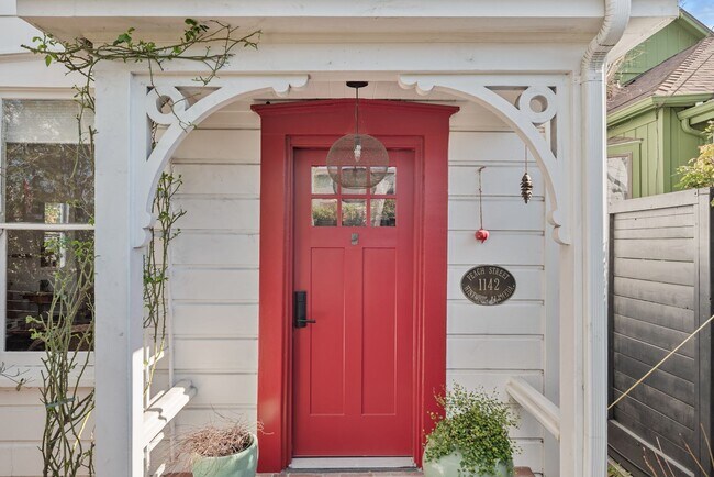 Foto del edificio - Elegant, Light-Filled Furnished Alameda Home with Indoor-Outdoor Living