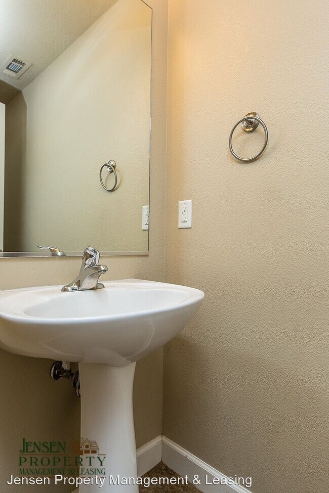 Building Photo - 3 br, 2.5 bath House - 3950 Bella Vista Drive