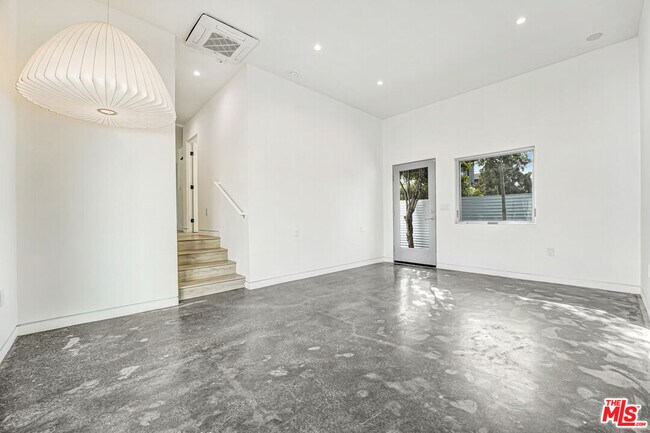 Foto del edificio - 2725 1/2 Dalton Ave