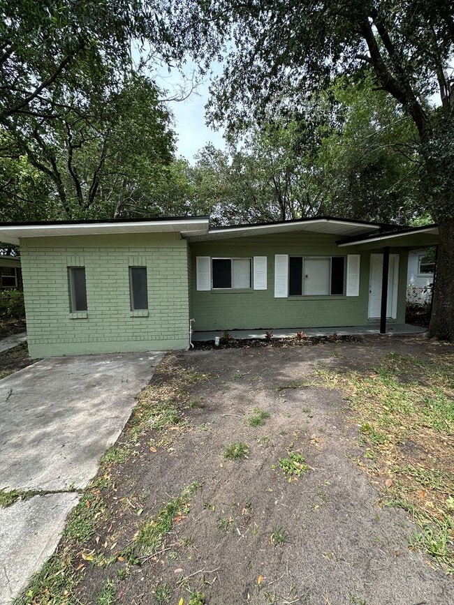 Building Photo - **4/2 BR Single Family home : Available Now