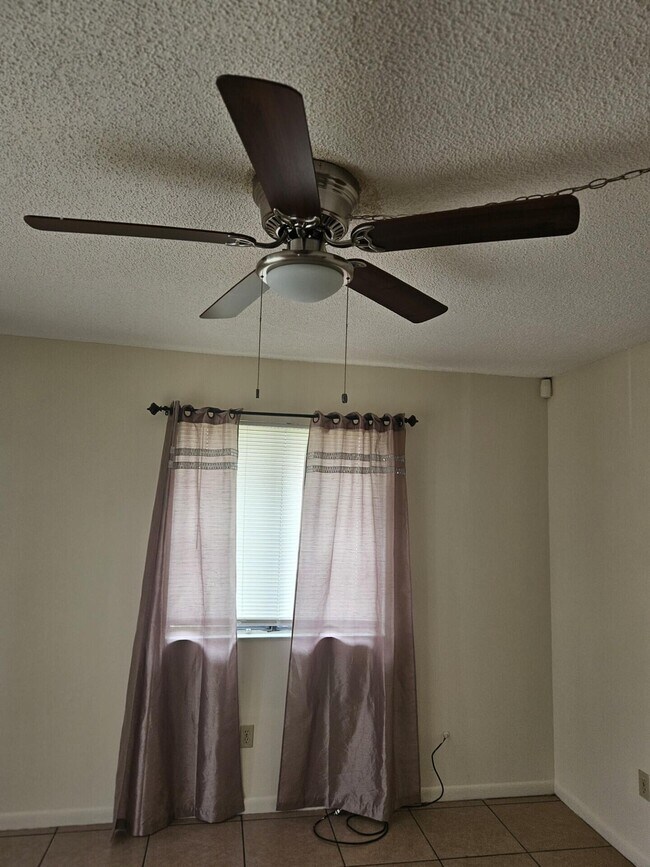 Foto del edificio - 1050 N Fiske Blvd