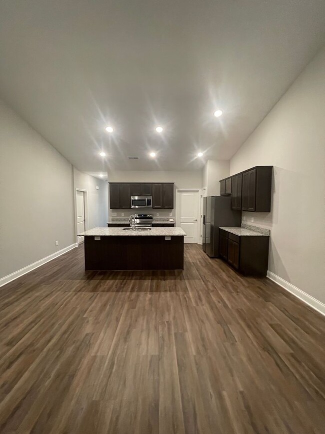 Building Photo - Modern Townhome in an Unbeatable Location!