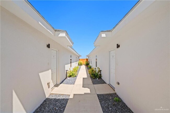 Building Photo - 12 Campeche Dr