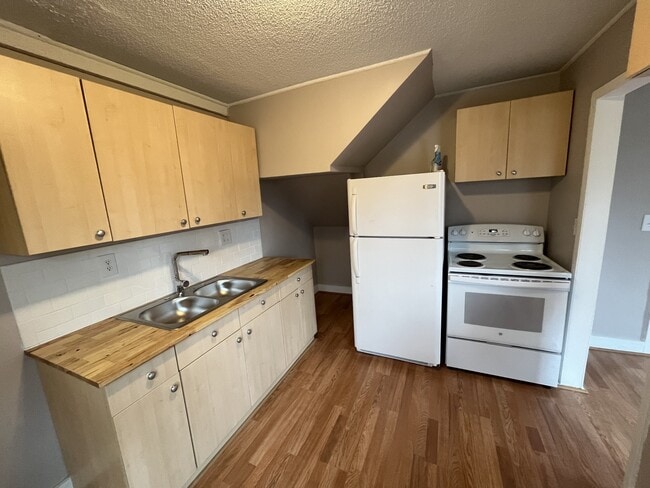 Building Photo - 301 Hadley Ave