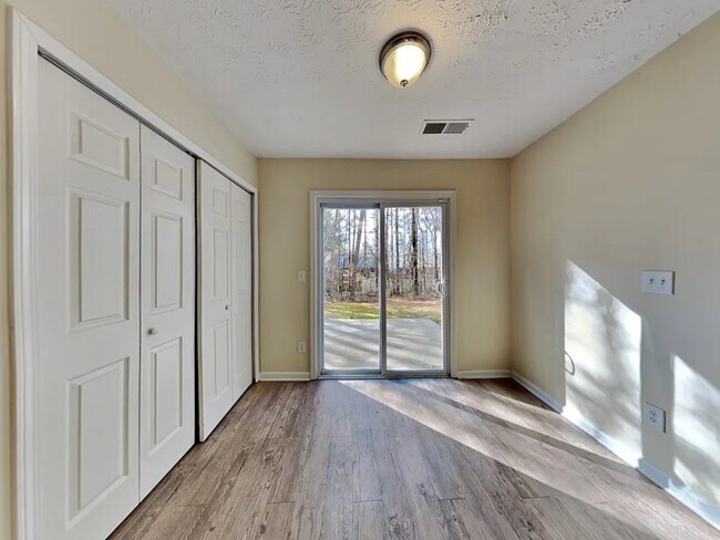 Foto del edificio - 1331 Ambercrest Way