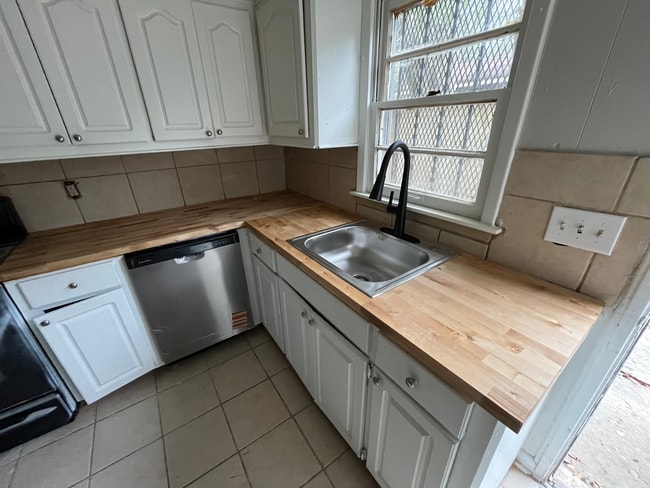 Photo - 5325 Queen Mary Ln House