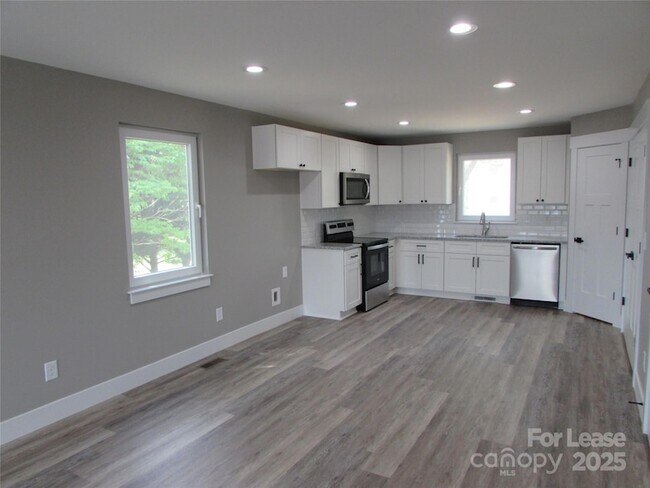 Foto del edificio - 128 Salem Church Rd