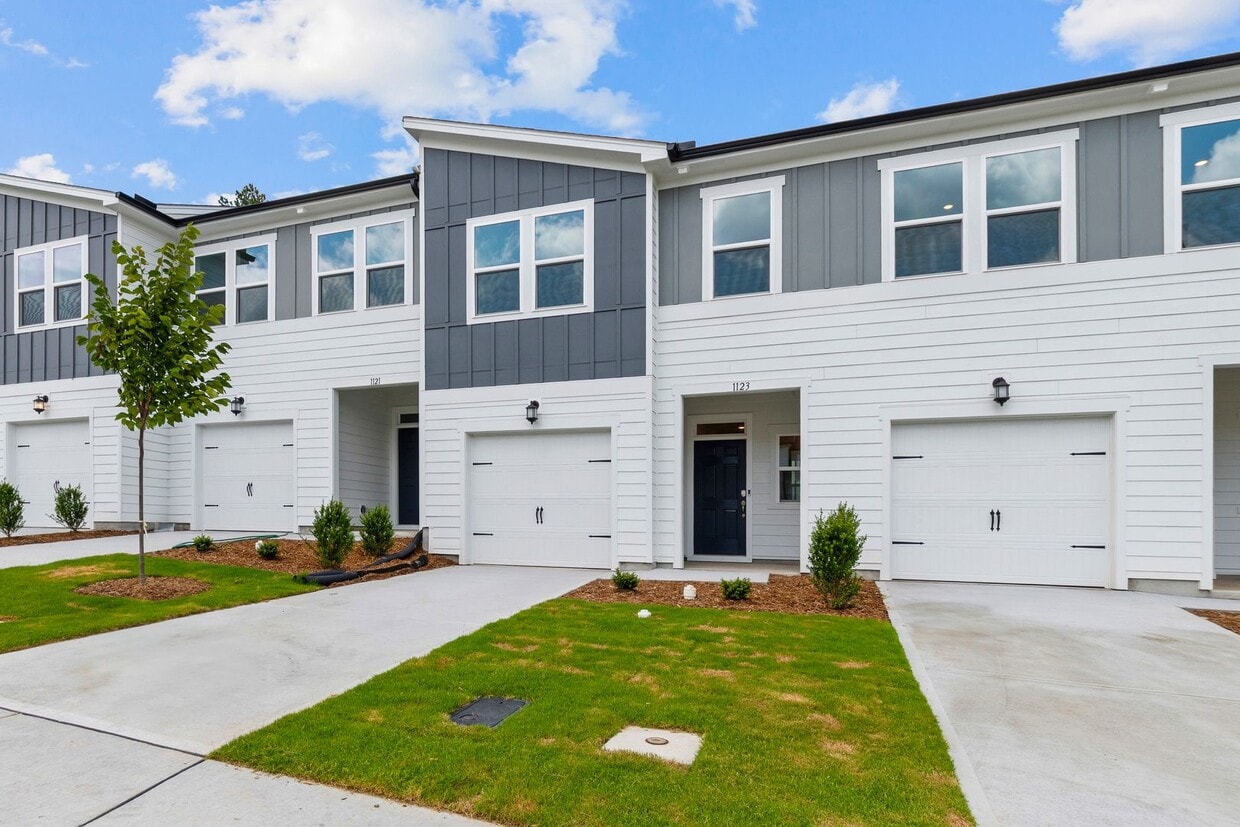 Primary Photo - Updated 3BR Townhome with Pool and Spaciou...