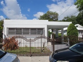 Building Photo - 926 SW 10th Ave