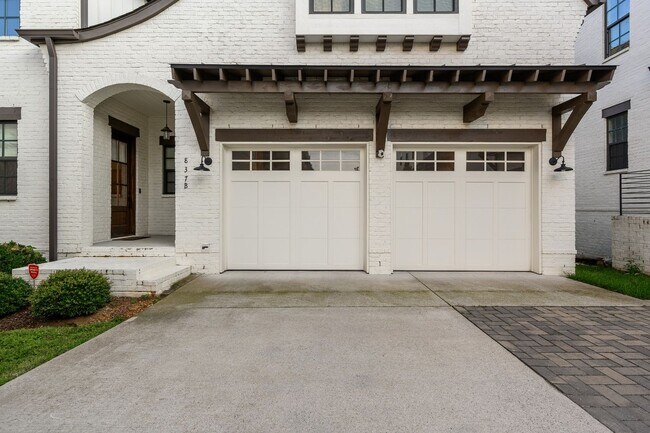 Foto del edificio - **LIKE-NEW, HIGH-END EXECUTIVE HOME WITH INCREDIBLE OUTDOOR ENTERTAINING IN IDEAL LOCATION**